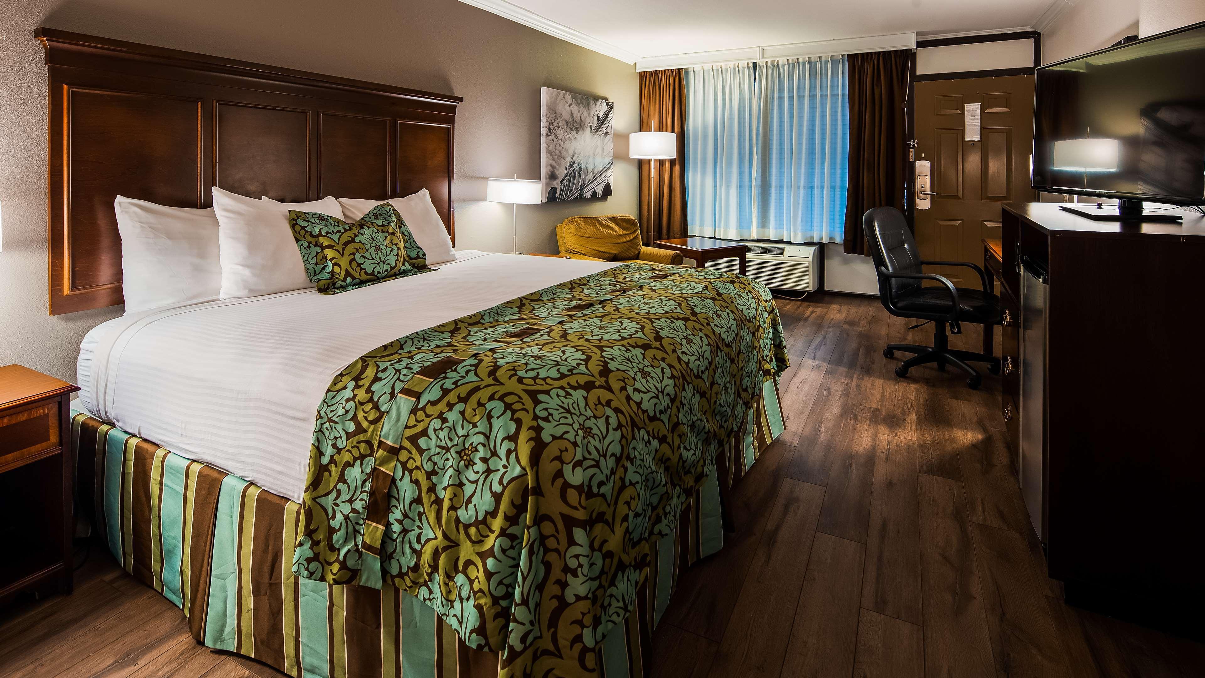 Best Western Plus Westbank Harvey Exterior photo