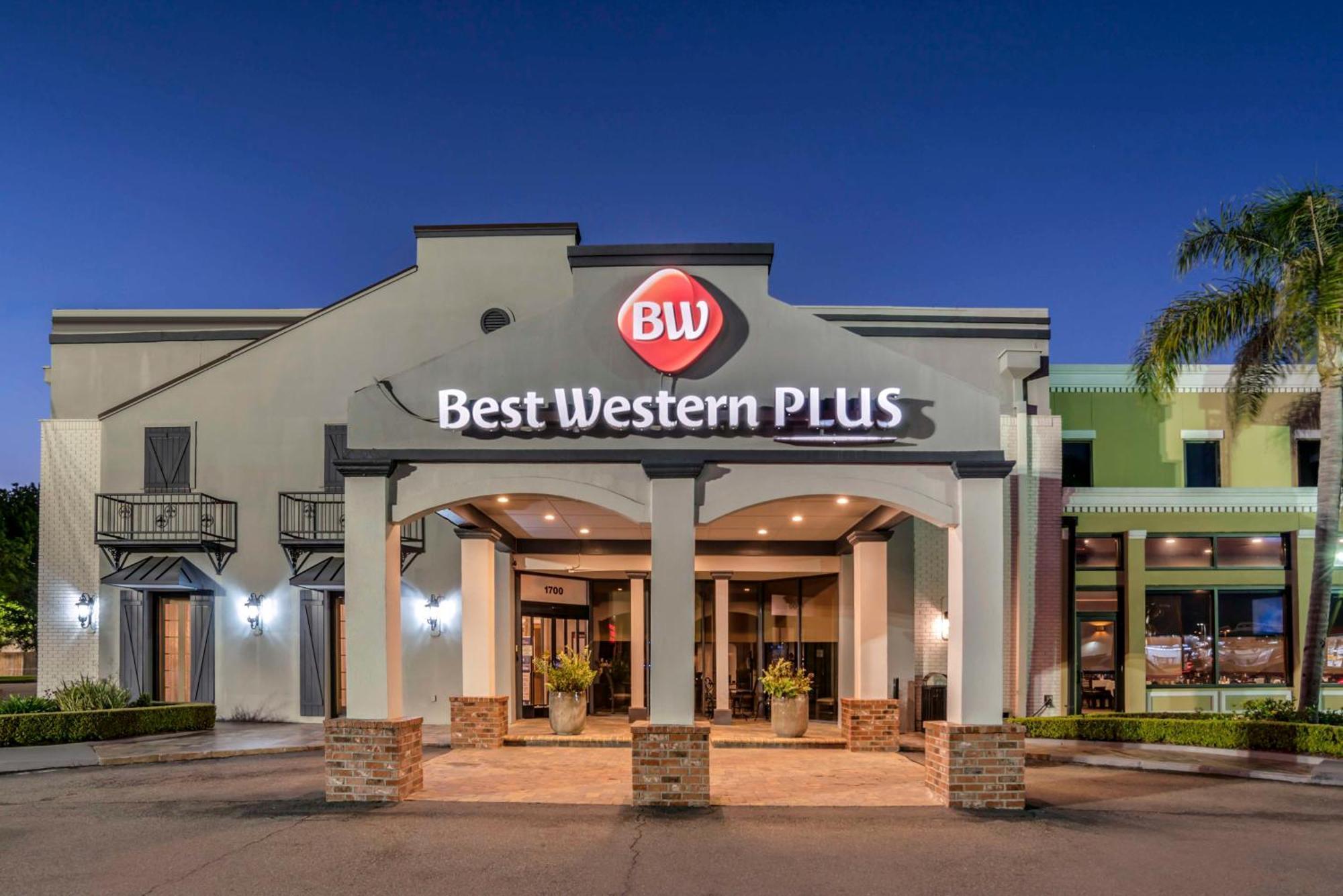 Best Western Plus Westbank Hotel Harvey Exterior photo